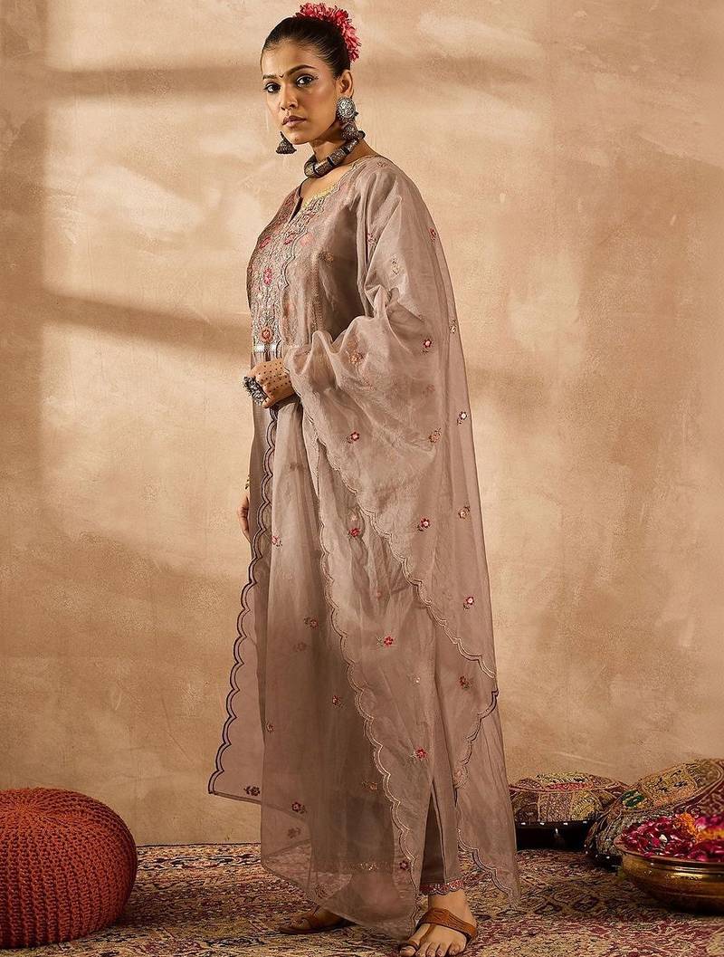 Women Floral Embroidered Regular Thread Work Kurta with Trousers & With Dupatta