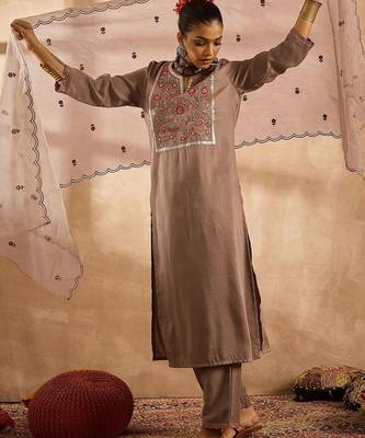 Women Floral Embroidered Regular Thread Work Kurta with Trousers & With Dupatta 5