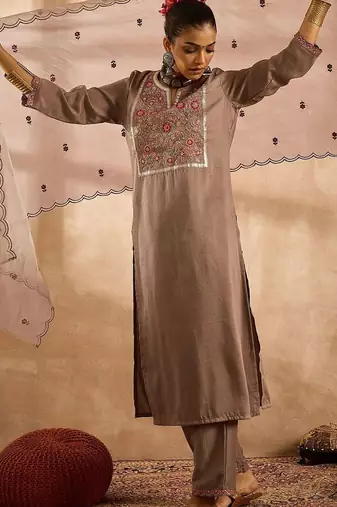Women Floral Embroidered Regular Thread Work Kurta with Trousers & With Dupatta