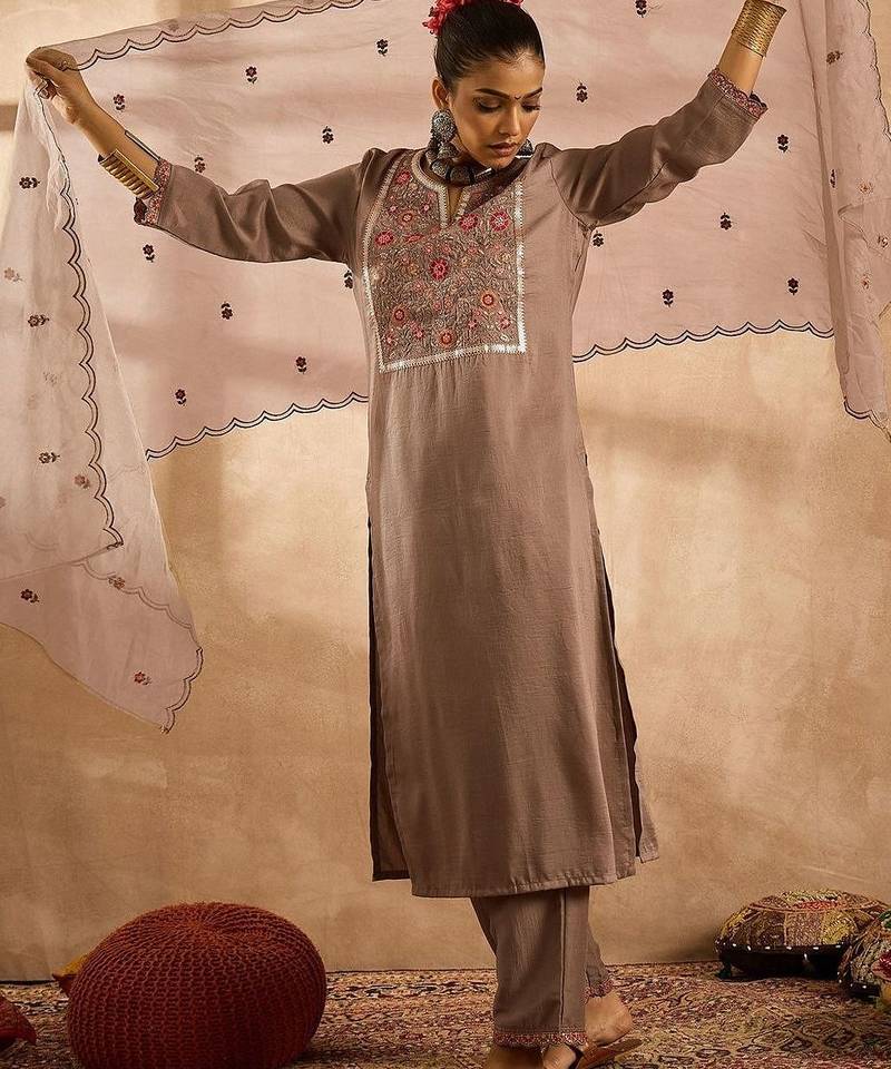 Women Floral Embroidered Regular Thread Work Kurta with Trousers & With Dupatta