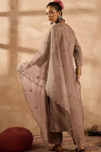 Women Floral Embroidered Regular Thread Work Kurta with Trousers & With Dupatta