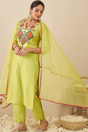 Women Ethnic Motifs Embroidered Regular Thread Work Liva Kurta with Trousers & With Dupatta