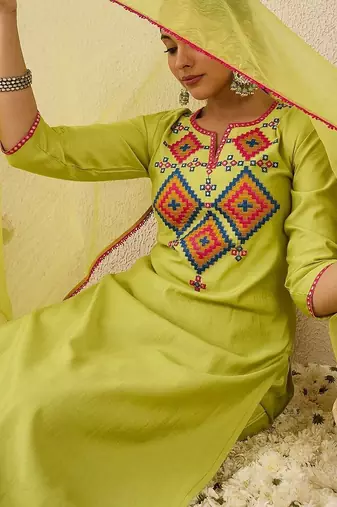 Women Ethnic Motifs Embroidered Regular Thread Work Liva Kurta with Trousers & With Dupatta
