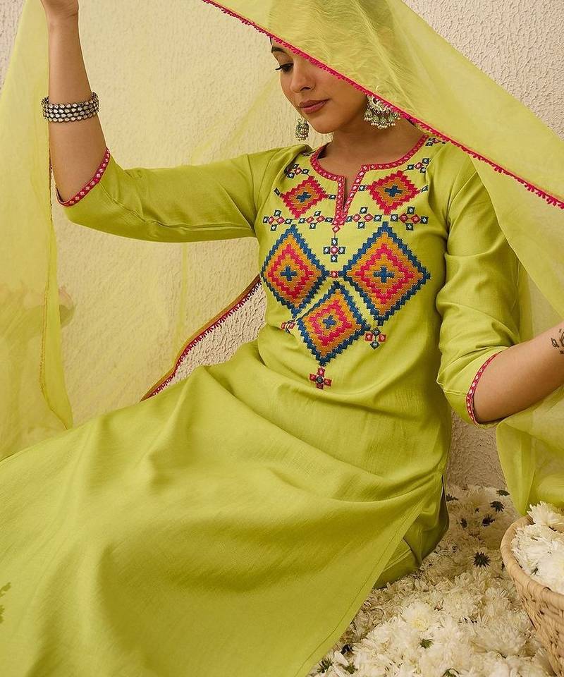 Women Ethnic Motifs Embroidered Regular Thread Work Liva Kurta with Trousers & With Dupatta