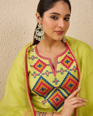 Women Ethnic Motifs Embroidered Regular Thread Work Liva Kurta with Trousers & With Dupatta 5