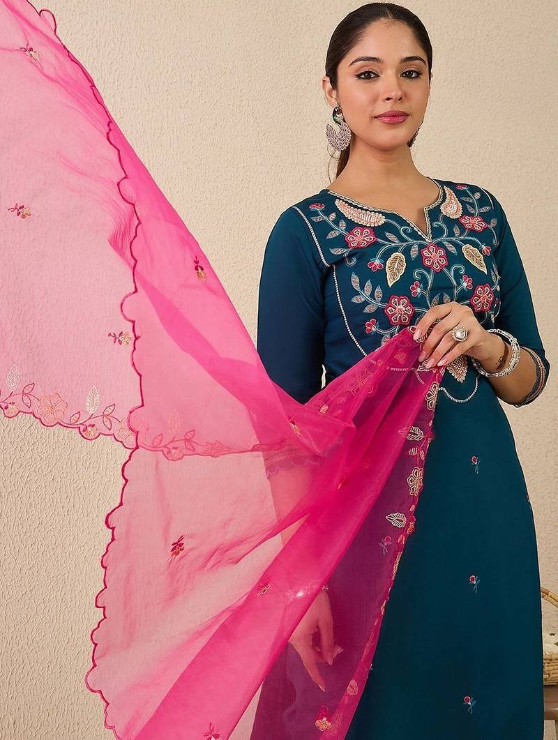 Women Floral Embroidered Regular Thread Work Kurta with Trousers & With Dupatta