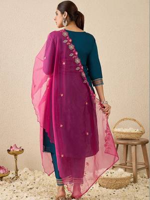 Women Floral Embroidered Regular Thread Work Kurta with Trousers & With Dupatta 5