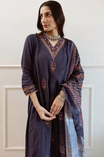 Women Ethnic Motifs Embroidered Regular Thread Work Kurta with Trousers & With Dupatta