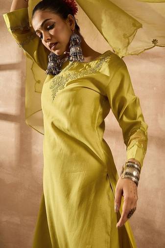 Women Ethnic Motifs Embroidered Regular Thread Work Liva Kurta with Trousers & With Dupatta