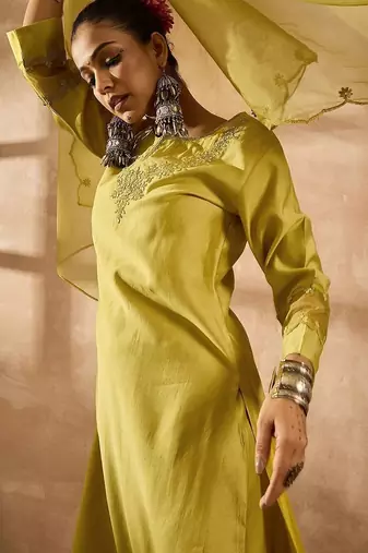 Women Ethnic Motifs Embroidered Regular Thread Work Liva Kurta with Trousers & With Dupatta