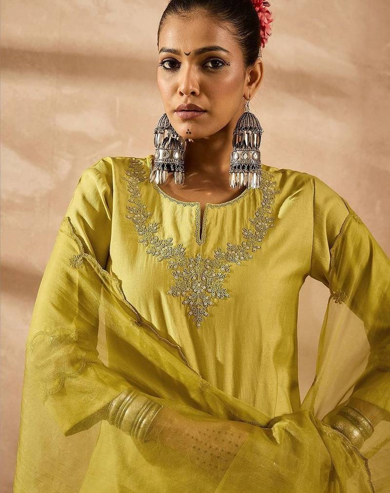 Women Ethnic Motifs Embroidered Regular Thread Work Liva Kurta with Trousers & With Dupatta