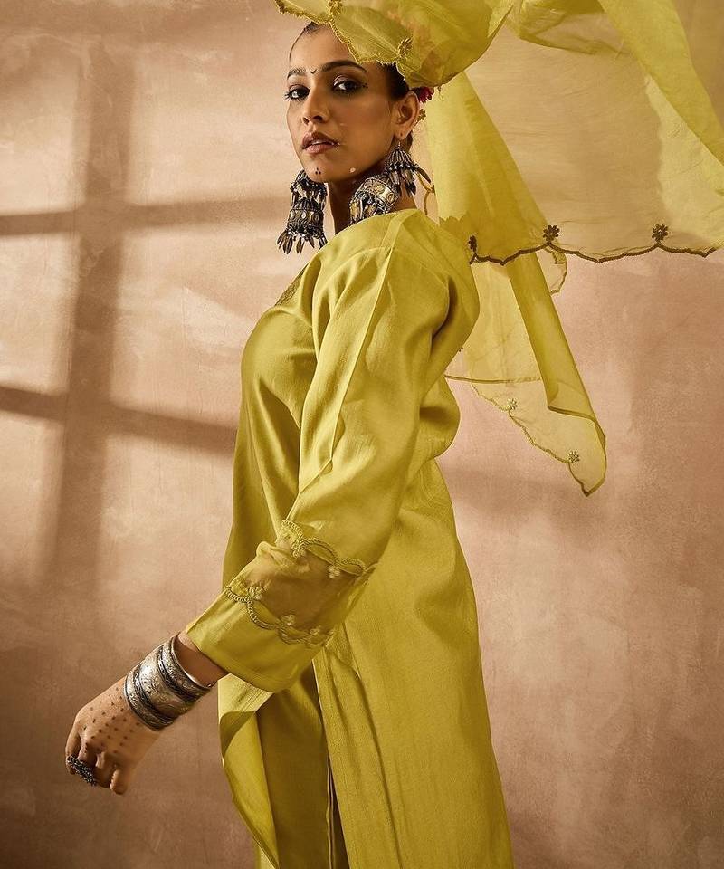 Women Ethnic Motifs Embroidered Regular Thread Work Liva Kurta with Trousers & With Dupatta