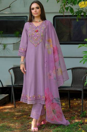 Women Floral Embroidered Regular Thread Work Kurta with Trousers & With Dupatta