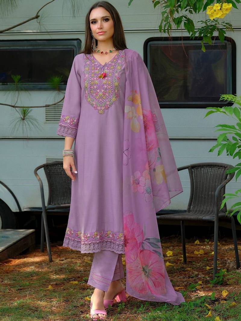 Women Floral Embroidered Regular Thread Work Kurta with Trousers & With Dupatta