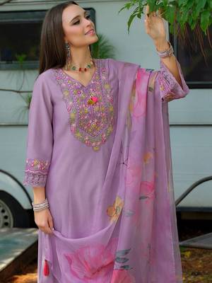 Women Floral Embroidered Regular Thread Work Kurta with Trousers & With Dupatta 4