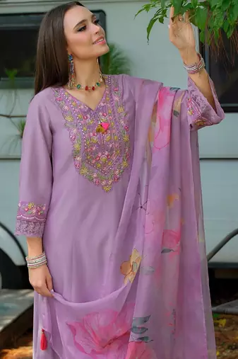 Women Floral Embroidered Regular Thread Work Kurta with Trousers & With Dupatta