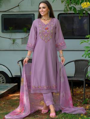Women Floral Embroidered Regular Thread Work Kurta with Trousers & With Dupatta 5