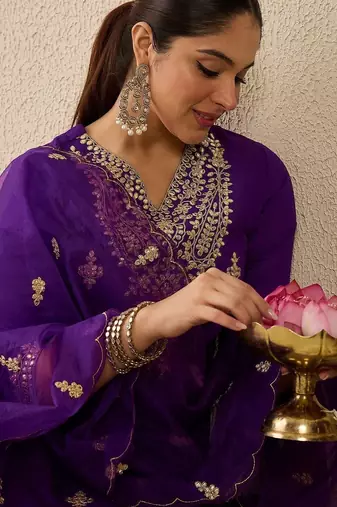 Women Ethnic Motifs Embroidered Regular Kurta with Trousers & With Dupatta