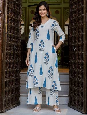 Women Floral Printed Regular Kurta with Trousers 1