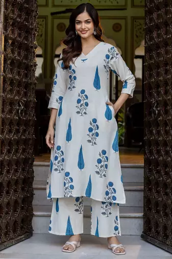 Women Floral Printed Regular Kurta with Trousers