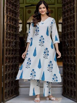 Women Floral Printed Regular Kurta with Trousers 2