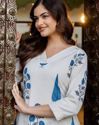 Women Floral Printed Regular Kurta with Trousers 5
