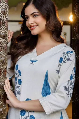 Women Floral Printed Regular Kurta with Trousers