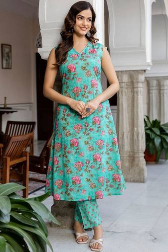 Women Floral Printed Regular Pure Cotton Kurta with Trousers