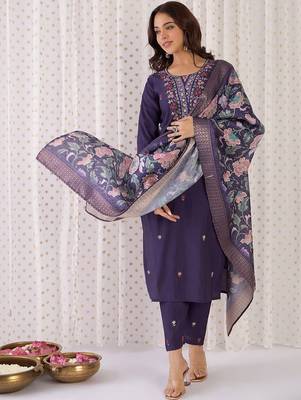 Women Floral Embroidered Regular Thread Work Kurta with Trousers & With Dupatta 1