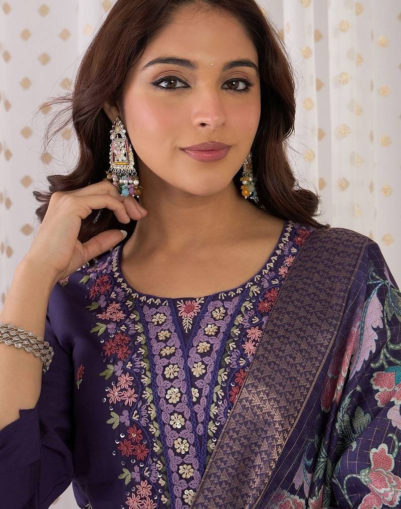 Women Floral Embroidered Regular Thread Work Kurta with Trousers & With Dupatta