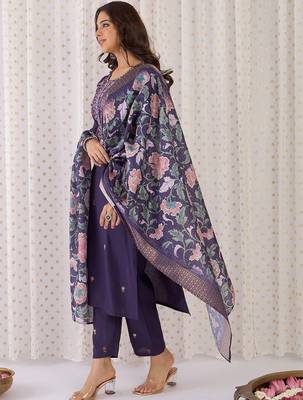 Women Floral Embroidered Regular Thread Work Kurta with Trousers & With Dupatta 4