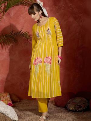 Women Printed Regular Pure Cotton Kurta with Trousers 4
