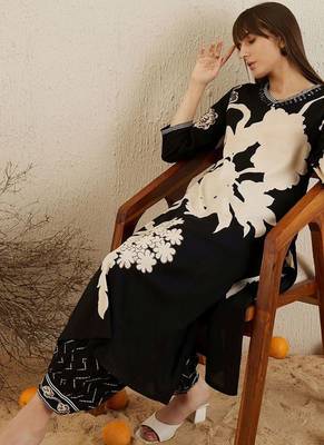 Women Floral Printed Regular Thread Work Kurta with Trousers 3