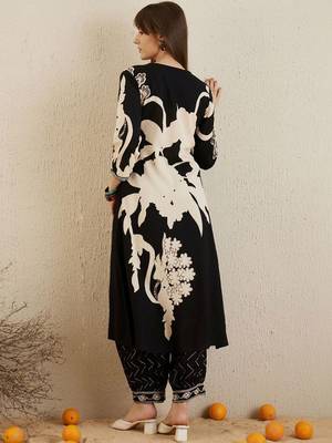 Women Floral Printed Regular Thread Work Kurta with Trousers 6