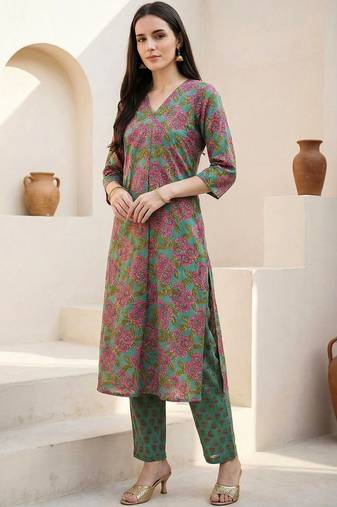 Women Floral Printed Pleated Pure Cotton Kurta with Trousers