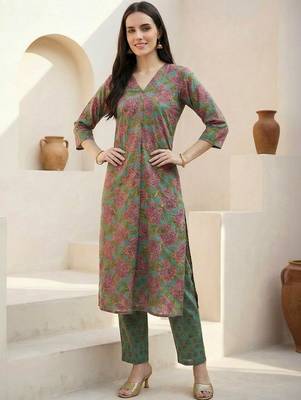 Women Floral Printed Pleated Pure Cotton Kurta with Trousers 5