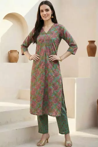 Women Floral Printed Pleated Pure Cotton Kurta with Trousers