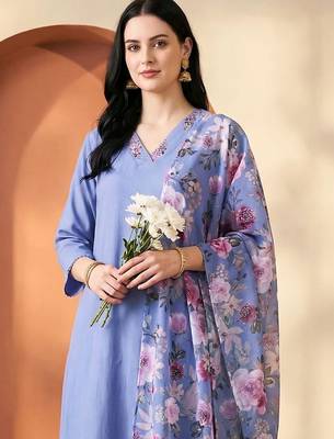 Women Yoke Design Regular Thread Work Kurta with Trousers & With Dupatta 4