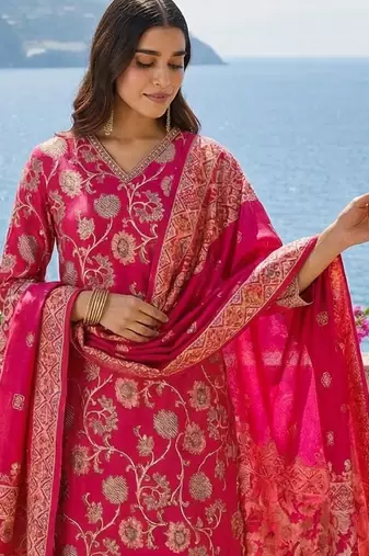 Women Floral Printed Regular Chanderi Silk Kurta with Trousers & With Dupatta