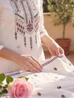 Women Floral Embroidered Regular Thread Work Pure Cotton Kurta with Trousers & With Dupatta 7