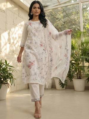 Women Floral Embroidered Regular Thread Work Kurta with Trousers & With Dupatta 2