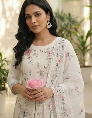 Women Floral Embroidered Regular Thread Work Kurta with Trousers & With Dupatta 3