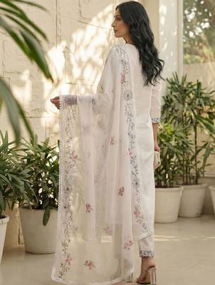 Women Floral Embroidered Regular Thread Work Kurta with Trousers & With Dupatta 4