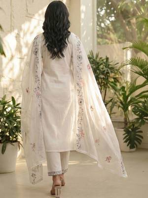 Women Floral Embroidered Regular Thread Work Kurta with Trousers & With Dupatta 6