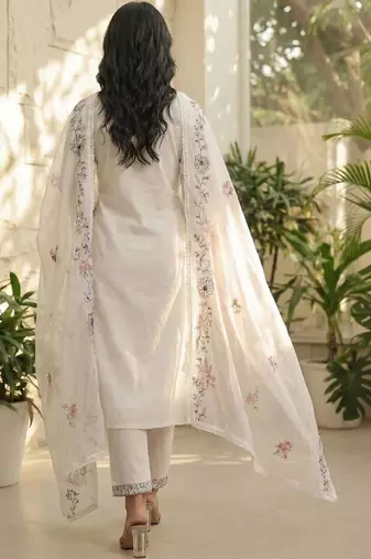 Women Floral Embroidered Regular Thread Work Kurta with Trousers & With Dupatta