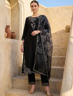 Women Floral Embroidered Regular Thread Work Kurta with Trousers & With Dupatta 1