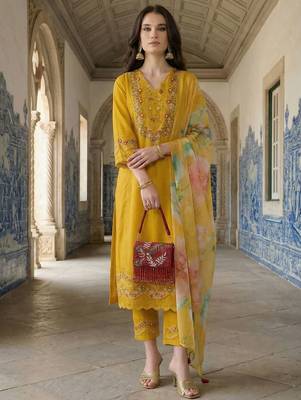 Women Floral Embroidered Regular Thread Work Kurta with Trousers & With Dupatta 1