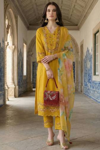 Women Floral Embroidered Regular Thread Work Kurta with Trousers & With Dupatta