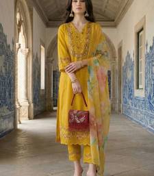 Women Floral Embroidered Regular Thread Work Kurta with Trousers & With Dupatta