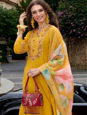 Women Floral Embroidered Regular Thread Work Kurta with Trousers & With Dupatta 4
